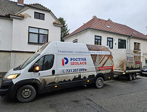 Zateplení stropu rodinného domu pomocí foukané izolace